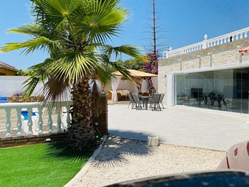 Sunny Villa Mijas with large pool free parking