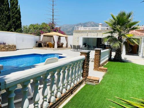 Sunny Villa Mijas with large pool free parking