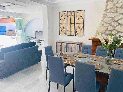 Sunny Villa Mijas with large pool free parking