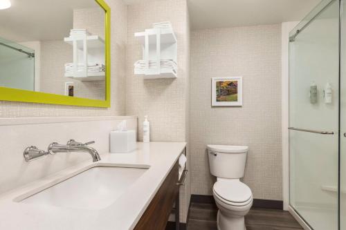 y baño con aseo y lavamanos. en Hampton Inn Quakertown, en Quakertown