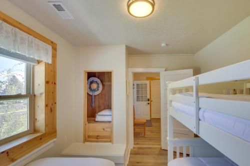 1 dormitorio con 2 literas y ventana en Idaho Vacation Rental Retreat Near Bear Lake, en Paris