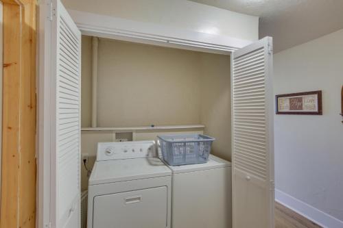 - Lavadora y secadora en una habitación pequeña en Idaho Vacation Rental Retreat Near Bear Lake, en Paris