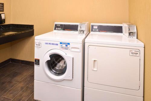 uma máquina de lavar e secar roupa num quarto em Comfort Inn & Suites em Toledo