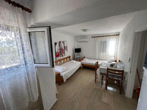 Una habitación con una cama y una mesa en una habitación en Αυτόνομο διαμέρισμα με θέα το Ιόνιο πέλαγος, en Mitikas