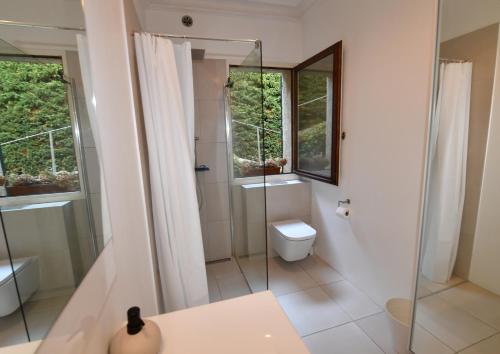ein Bad mit einem WC und einer Glasdusche in der Unterkunft Haute Vue - Luxury Villa - Private Pool & Panoramic View in Montauroux