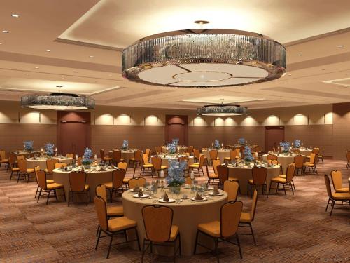 un salón de banquetes con mesas y sillas y una lámpara de araña en DoubleTree by Hilton Chicago - Arlington Heights, en Arlington Heights