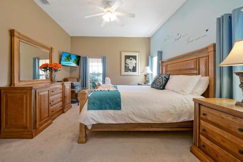 a bedroom with a large bed and a ceiling fan at Happy Planet II in Davenport