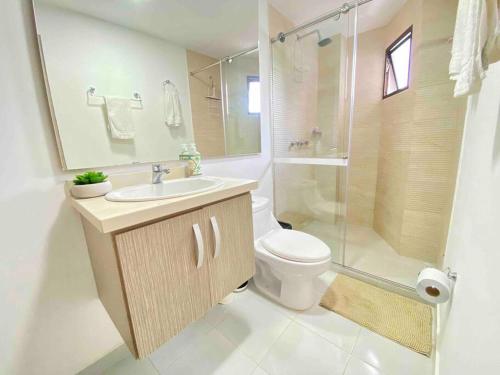 a bathroom with a toilet and a sink and a shower at Apartmento en Bello Horizonte, Santa Marta in Santa Marta