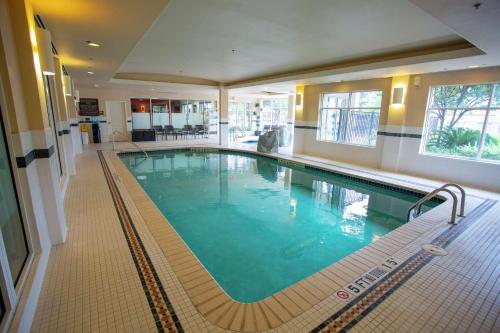 uma grande piscina num quarto de hotel em Hilton Garden Inn Temple Medical Center em Temple