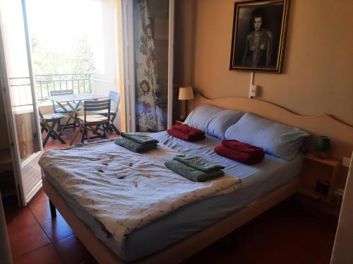 - un lit avec 3 oreillers dans une chambre dans l'établissement Appartement 4 pers. 1 chambre avec piscine, à Roquebrune-sur Argens