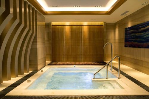 una vasca idromassaggio in una camera d'albergo di DoubleTree by Hilton Hotel Xiamen - Wuyuan Bay a Xiamen