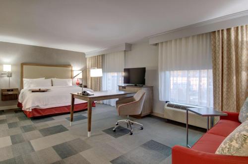 een hotelkamer met een bed en een bureau bij Hampton Inn & Suites Springfield Downtown in Springfield