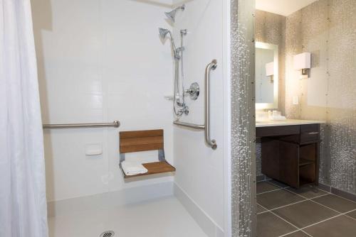 Koupelna v ubytování Homewood Suites by Hilton Cleveland/Sheffield