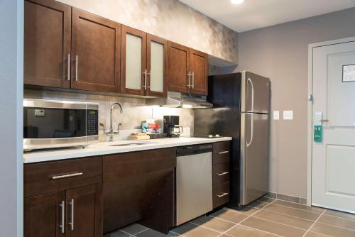 Kuchyň nebo kuchyňský kout v ubytování Homewood Suites by Hilton Cleveland/Sheffield