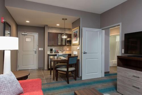Kuchyň nebo kuchyňský kout v ubytování Homewood Suites by Hilton Cleveland/Sheffield