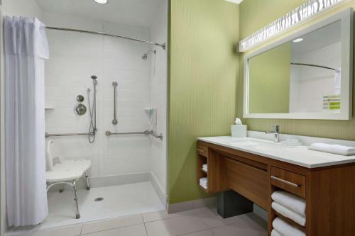 Un baño de Home2 Suites by Hilton Cartersville