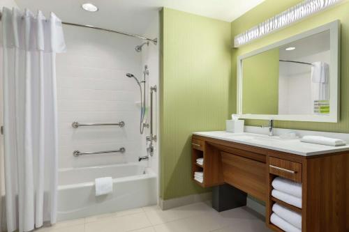 Un baño de Home2 Suites by Hilton Cartersville