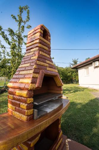 a brick oven sitting on top of a yard at Zlatni Prag - Kraljevo in Kraljevo