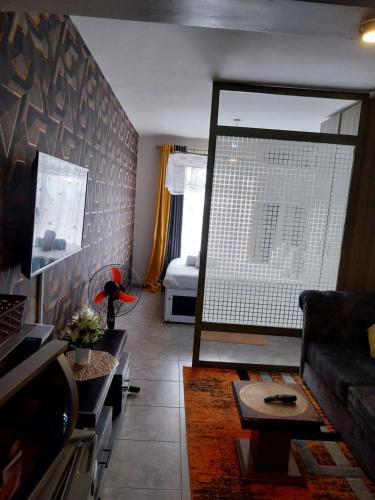 ein Wohnzimmer mit einer Couch und einem Spiegel in der Unterkunft DG's Suites in Nairobi
