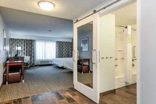 Una cama o camas en una habitación de Hampton Inn Brighton Mi
