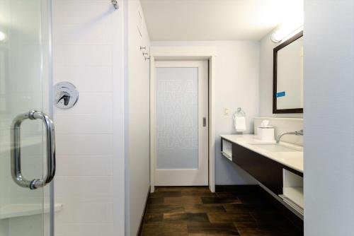 Un baño de Hampton Inn Brighton Mi