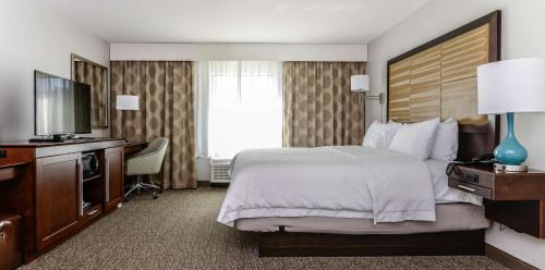 Una cama o camas en una habitación de Hampton Inn Brighton Mi