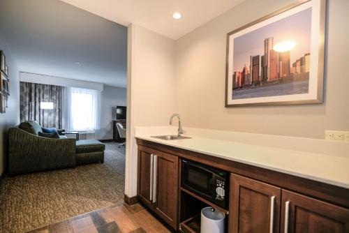 Una cocina o cocineta en Hampton Inn Brighton Mi