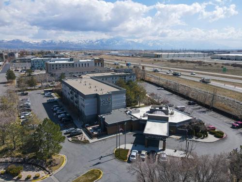 una vista aérea de una ciudad con aparcamiento en Four Points Marriott Salt Lake City Airport, en Salt Lake City