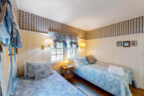 1 dormitorio con 2 camas y ventana en The Spray en Harwich Port