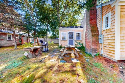 a picnic table in a yard next to a house at The Spray in Harwich Port