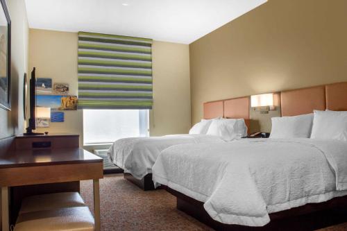 Habitación de hotel con 2 camas y escritorio en Hampton Inn Parker, AZ, en Parker