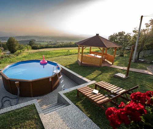 einen Whirlpool und einen Pavillon im Hof in der Unterkunft Zlatni Prag - Kraljevo in Kraljevo