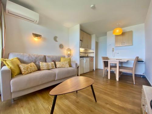 un salon avec un canapé et une table dans l'établissement Les Ingres By SCLS Locations, à Cannes