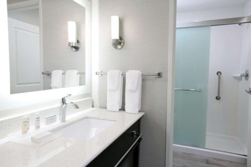 uma casa de banho com um lavatório e um chuveiro em Homewood Suites By Hilton West Fargo/Sanford Medical Center em Fargo