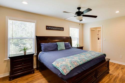 um quarto com uma cama e uma ventoinha de tecto em Lake Fork Vacation Rental with Fire Pit! em Emory