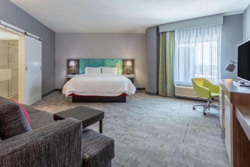 um quarto de hotel com uma cama e um sofá em Hampton Inn & Suites Burlington em Burlington