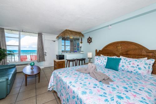 Un dormitorio con una cama con una toalla. en Direct Oceanfront Private Balcony Tiki King bed, en Daytona Beach