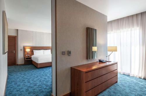 Katil atau katil-katil dalam bilik di DoubleTree by Hilton Dubai Al Jadaf