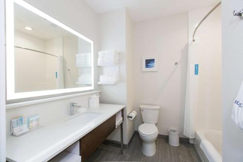 Ένα μπάνιο στο Hampton Inn Mustang