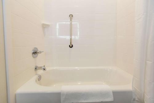 Ένα μπάνιο στο Hampton Inn Mustang