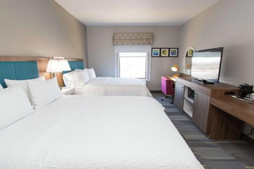 Ένα ή περισσότερα κρεβάτια σε δωμάτιο στο Hampton Inn Mustang