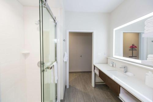 Ένα μπάνιο στο Hampton Inn Mustang
