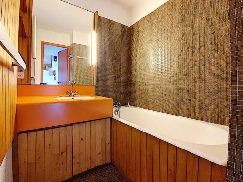 La salle de bains est pourvue d'une baignoire, d'un lavabo et d'une baignoire. dans l'établissement Appartement Les Menuires, 2 pièces, 4 personnes - FR-1-344-920, aux Menuires