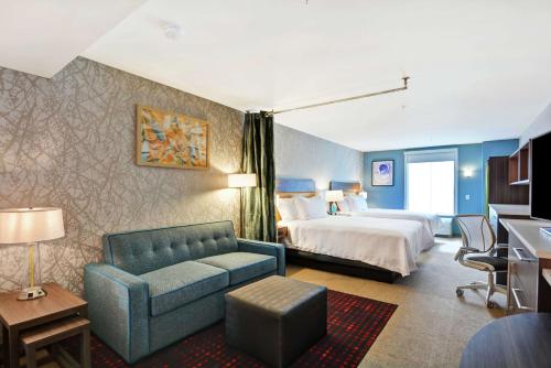 um quarto de hotel com uma cama e um sofá em Home2 Suites By Hilton Beaufort em Beaufort