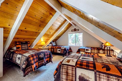 2 camas en un dormitorio ático con techos de madera en Doris in the Forest, en Arnold
