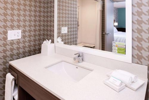een badkamer met een wastafel en een spiegel bij Home2 Suites By Hilton New Albany Columbus in New Albany