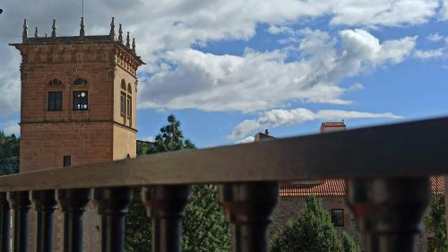 ein Gebäude mit einem Turm mit einer Uhr drauf in der Unterkunft El Torreón in Soria