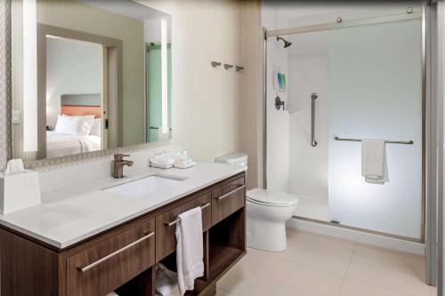 W łazience znajduje się umywalka, toaleta i lustro. w obiekcie Home2 Suites By Hilton Salisbury w mieście Salisbury