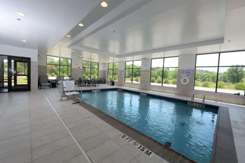 ein großer Pool in einem Gebäude mit Fenstern in der Unterkunft Hampton Inn & Suites Lenoir, NC in Lenoir