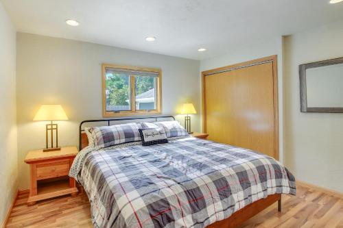 - une chambre avec un lit, deux lampes et une fenêtre dans l'établissement Shawano Vacation Rental Close to Main Street!, à Shawano